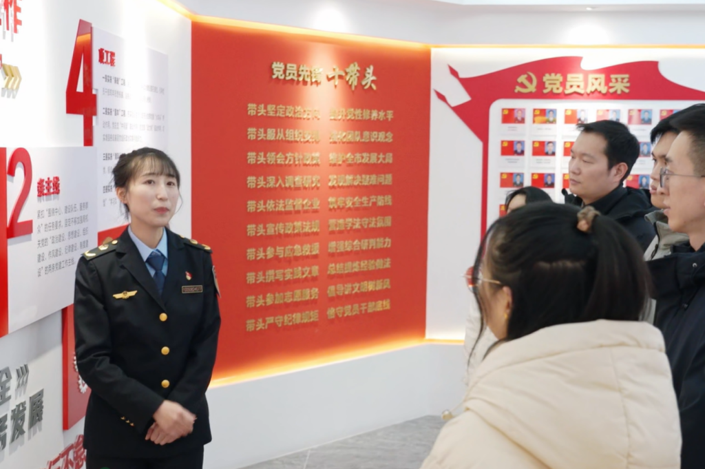 化工公司網(wǎng)站模板,化工公司網(wǎng)頁模板,響應(yīng)式模板,網(wǎng)站制作,網(wǎng)站建站 圖片